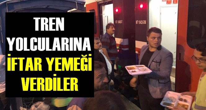 Köylüler trendeki yolculara iftar yemeği dağıttı