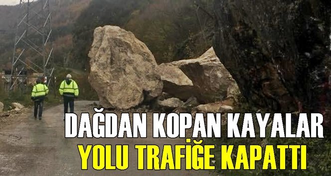 Sağanak yağış, dev kayaların yola düşmesine neden oldu
