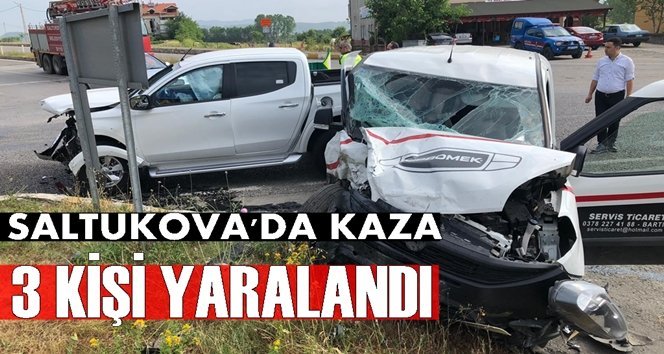 Saltukova Hacılar kavşağında kaza; 3 yaralı