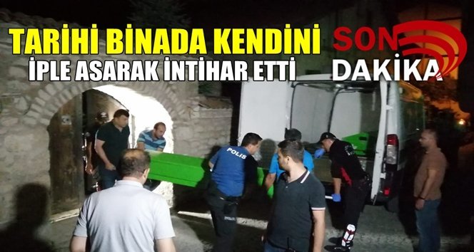 Tarihi bina içerisinde ipe asılı halde bulundu