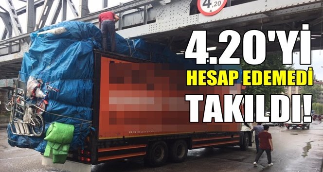 Demiryolu köprüsüne takıldı!