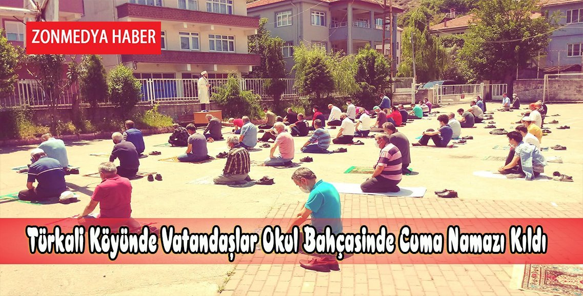 Türkali Köyünde vatandaşlar okul bahçesinde cuma namazı kıldı