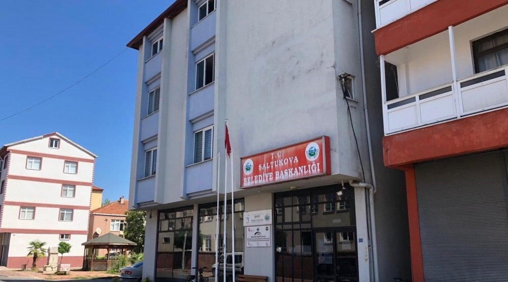 Saltukova Belediyesi görevlileri tarafından Bartın’da yol kenarına bırakılan köpekler geri alındı.