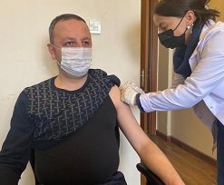 Zonguldak Belediye Başkanı Dr. Ömer Selim Alan KOVID-19 aşısı oldu.