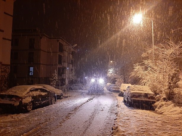  Zonguldak'ta dün akşam beklenen kar yağışı başladı