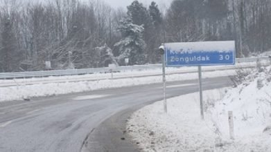 Kar yağışı Zonguldak-İstanbul karayolunda ulaşımı aksatıyor