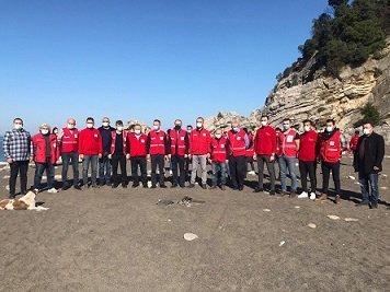 Zonguldak Şubesi Genç Kızılay gönüllüleri Kozlu sahilini çöplerden temizledi.