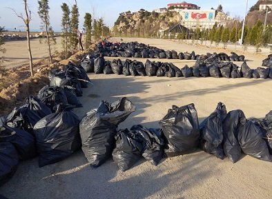 Zonguldak Şubesi Genç Kızılay gönüllüleri Kozlu sahilini çöplerden temizledi.