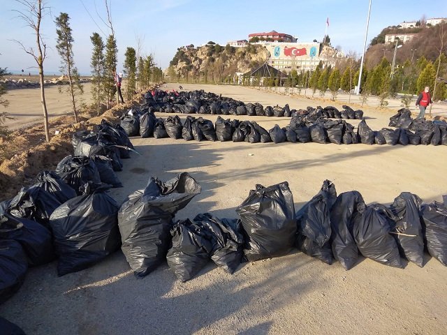 Zonguldak Şubesi Genç Kızılay gönüllüleri Kozlu sahilini çöplerden temizledi.