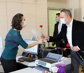 Başkan Dr. Ömer Selim ALAN, belediyenin kadın çalışanlarına karanfil takdim etti