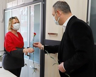 Başkan Dr. Ömer Selim ALAN, belediyenin kadın çalışanlarına karanfil takdim etti