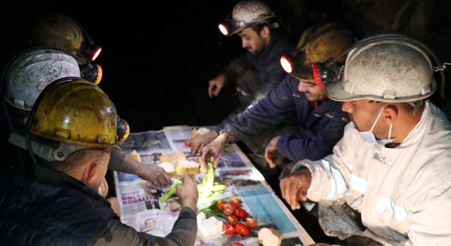 Zonguldak'ta Maden İşçileri İlk Sahurlarını Yerin Metrelerce Altında Yaptı