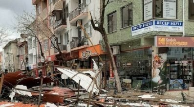 Zonguldak’ta fırtına apartmanın çatısını uçurdu