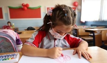 Kovid-19 temaslısı öğrenciler ile aşısı eksik olanların karantina süreleri kısaldı