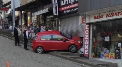 Zonguldak’ın Çaycuma ilçesinde hızını alamayan araç iş yerine girdi.