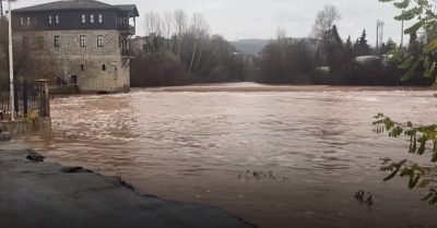 Bartın’da sağanak: Irmak taştı, yollar kapandı
