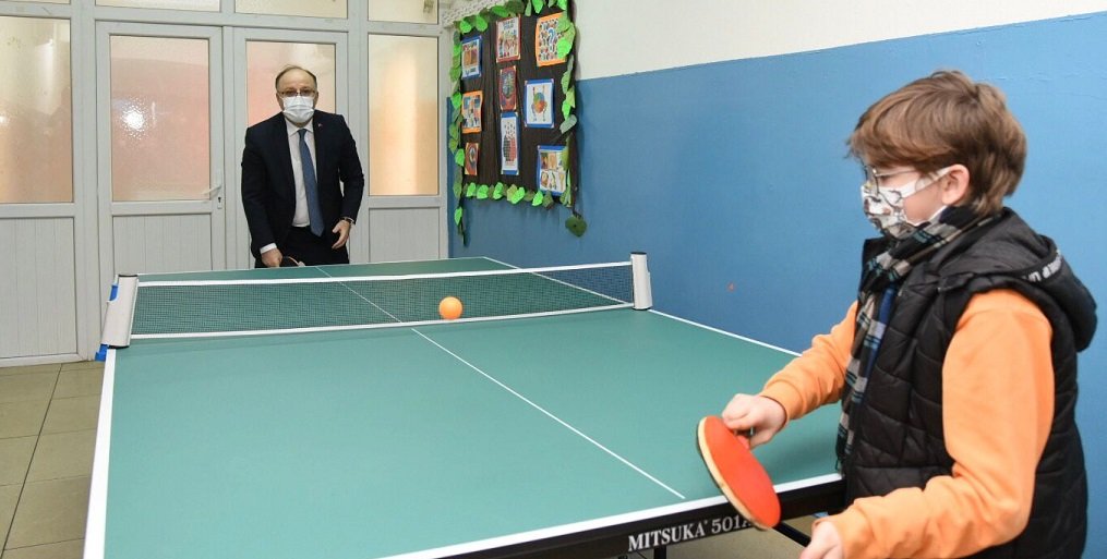 Zonguldak Valisi Tutulmaz öğrencilerle masa tenisi oynadı