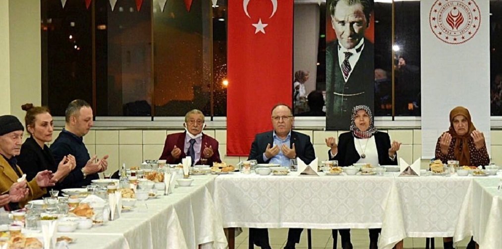 Zonguldak Valisi Tutulmaz ile Başkan Alan Huzurevi Sakinleri İle İftarda Buluştu