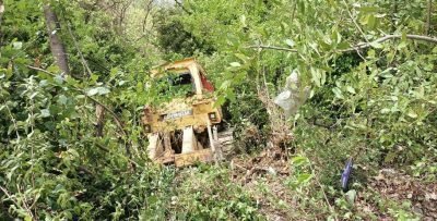 Tırdan düşen kepçe şarampole devrildi