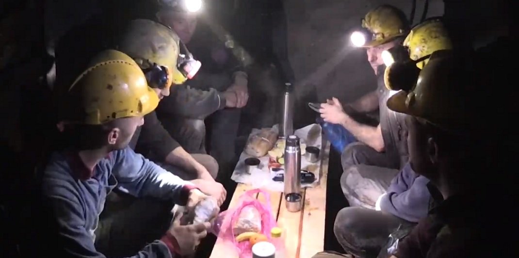 Zonguldak’ta maden işçileri ilk sahurlarını yerin metrelerce altında yaptı