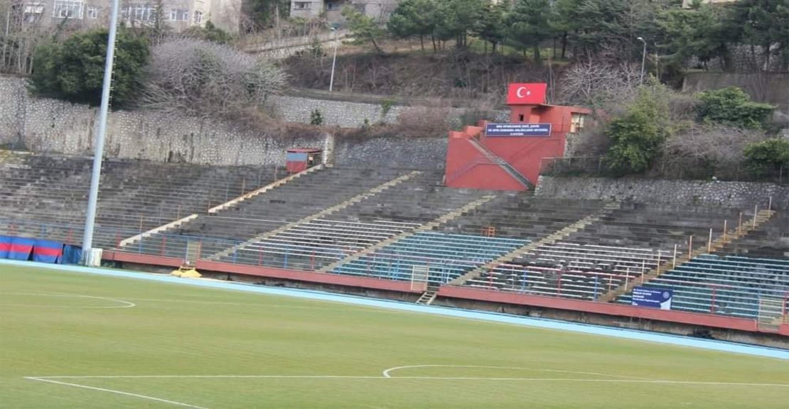 Zonguldakspor stadyumunun açık tribün duvarları yenilenmeye başlandı.