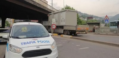 Kilimli’de trafo taşıyan tır köprüye takıldı.