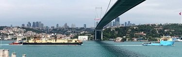Karadeniz'e doğal gaz borularını yerleştirecek gemi İstanbul Boğazı'ndan geçti