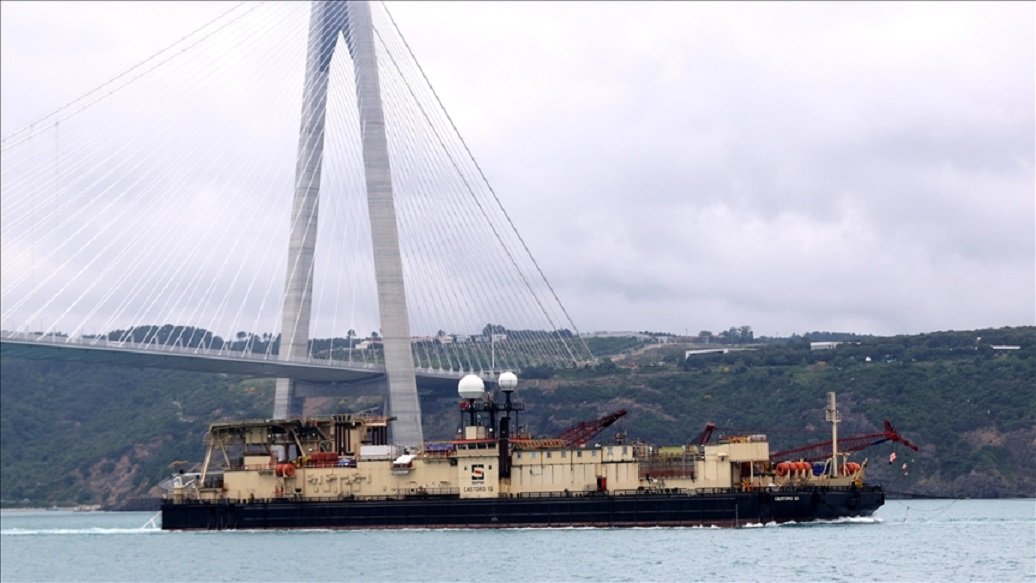 Karadeniz’e doğal gaz borularını yerleştirecek gemi İstanbul Boğazı’ndan geçti
