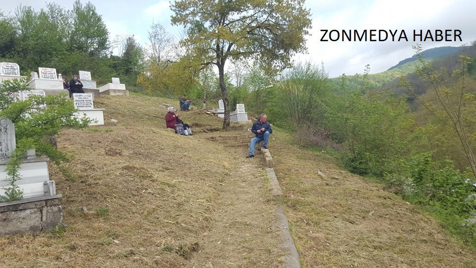 Zonguldak Türkali köyünde 'Arefe Günü' mezarlıklar ziyaret edildi