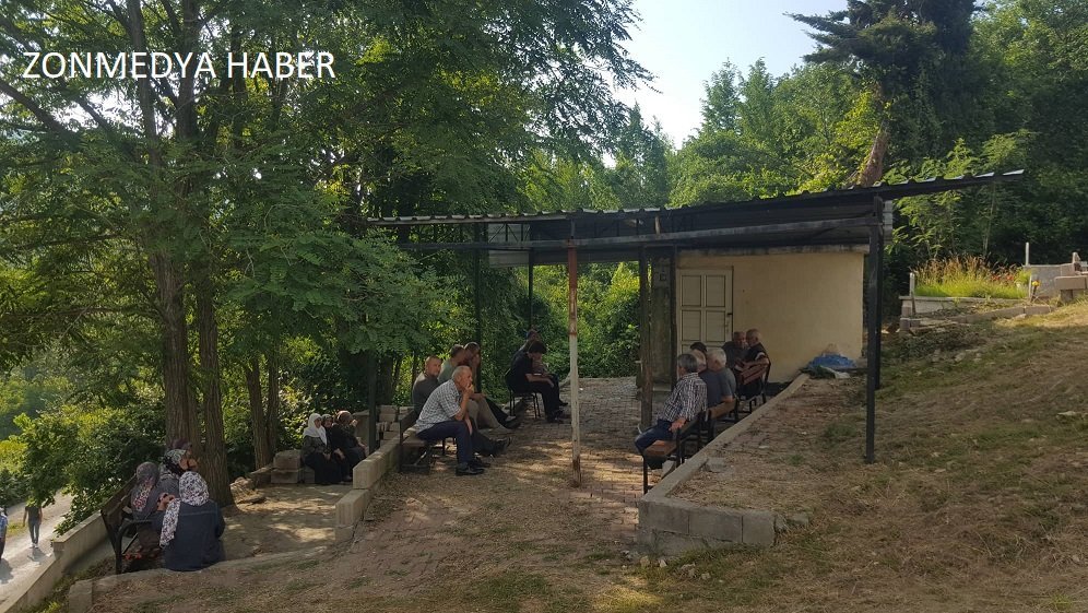 Zonguldak Türkali köyünde 'Arefe Günü' mezarlıklar ziyaret edildi