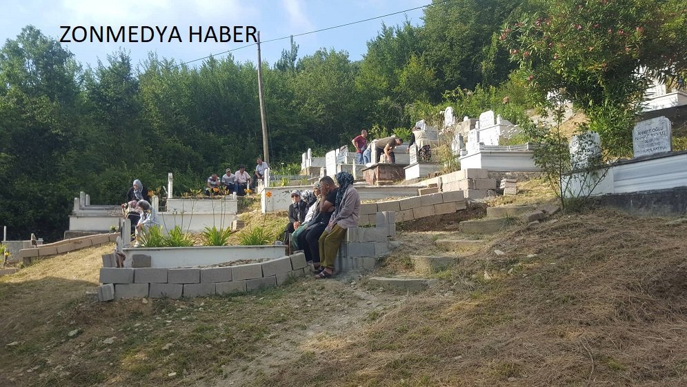 Zonguldak Türkali köyünde 'Arefe Günü' mezarlıklar ziyaret edildi