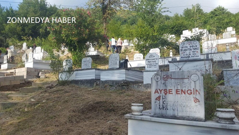 Zonguldak Türkali köyünde 'Arefe Günü' mezarlıklar ziyaret edildi