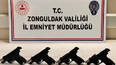 Zonguldak’ta otomobilin arka koltuğuna  gizlenmiş 4 ruhsatsız tabanca ele geçirildi