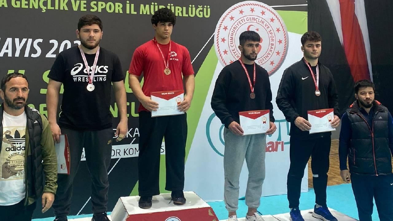 Zonguldaklı güreşçiler 2 madalya kazanarak döndüler