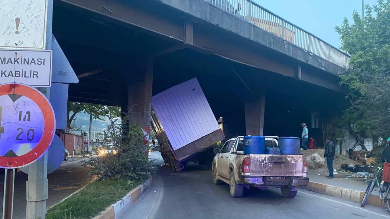 Zonguldak’ta köprüye sıkışan tır kurtarıldı