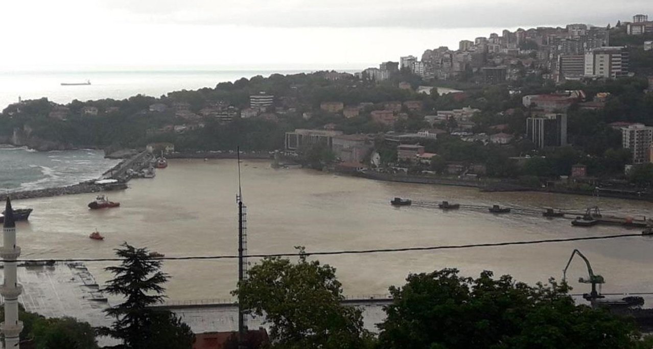 Zonguldak Limanı çamur rengine döndü