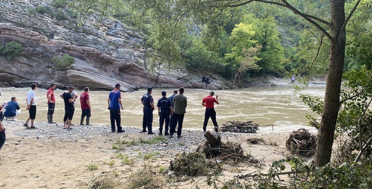 Zonguldak’ta derede akıntıya kapılarak kaybolan kişiyi arama çalışması başlatıldı
