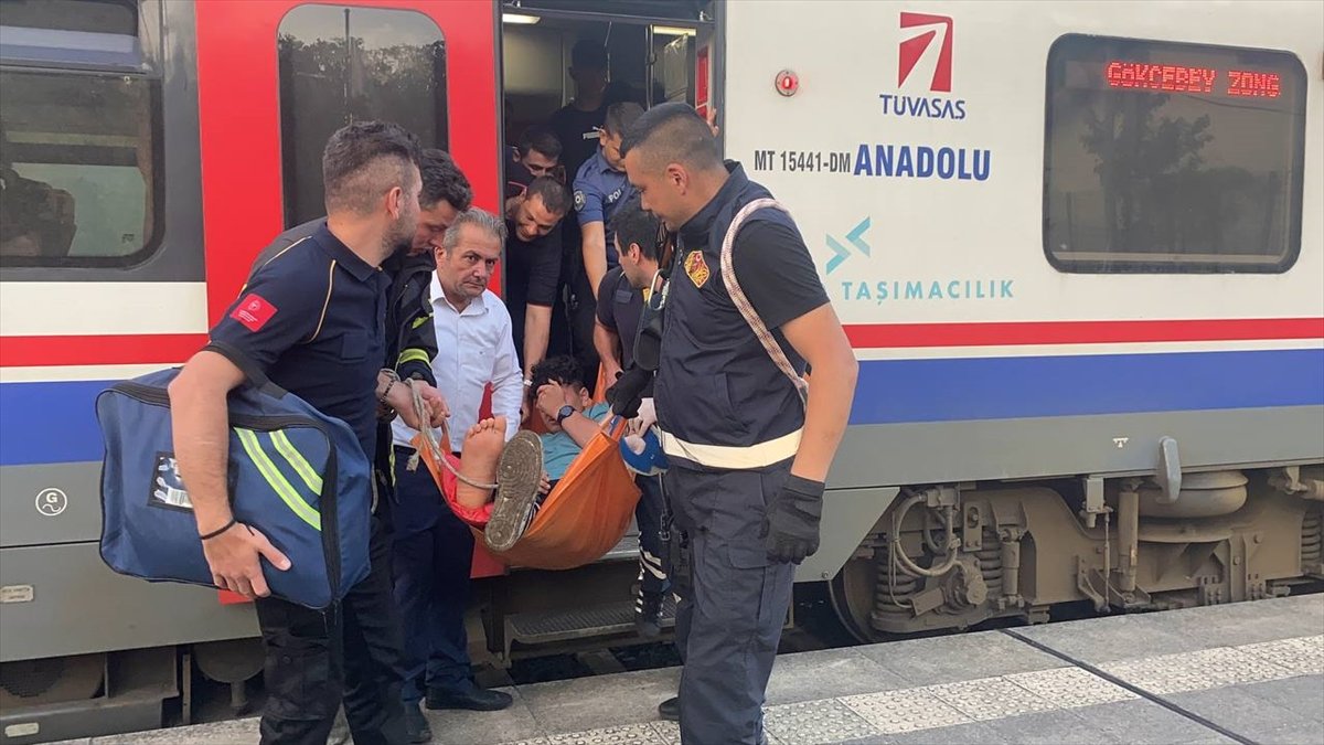 Zonguldak’ta kayalıklardan düşen yaralı genç, bulunduğu yerden trenle alındı