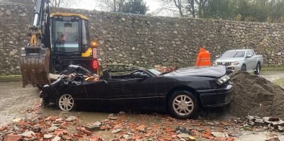 Fırtınada apartmandan düşen parçalar otomobili kullanılamaz hale getirdi
