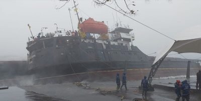 Zonguldak’ta fırtına nedeniyle ikiye bölünen geminin personeli tahliye edildi