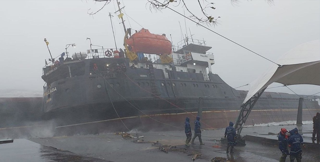 Zonguldak’ta fırtına nedeniyle ikiye bölünen geminin personeli tahliye edildi