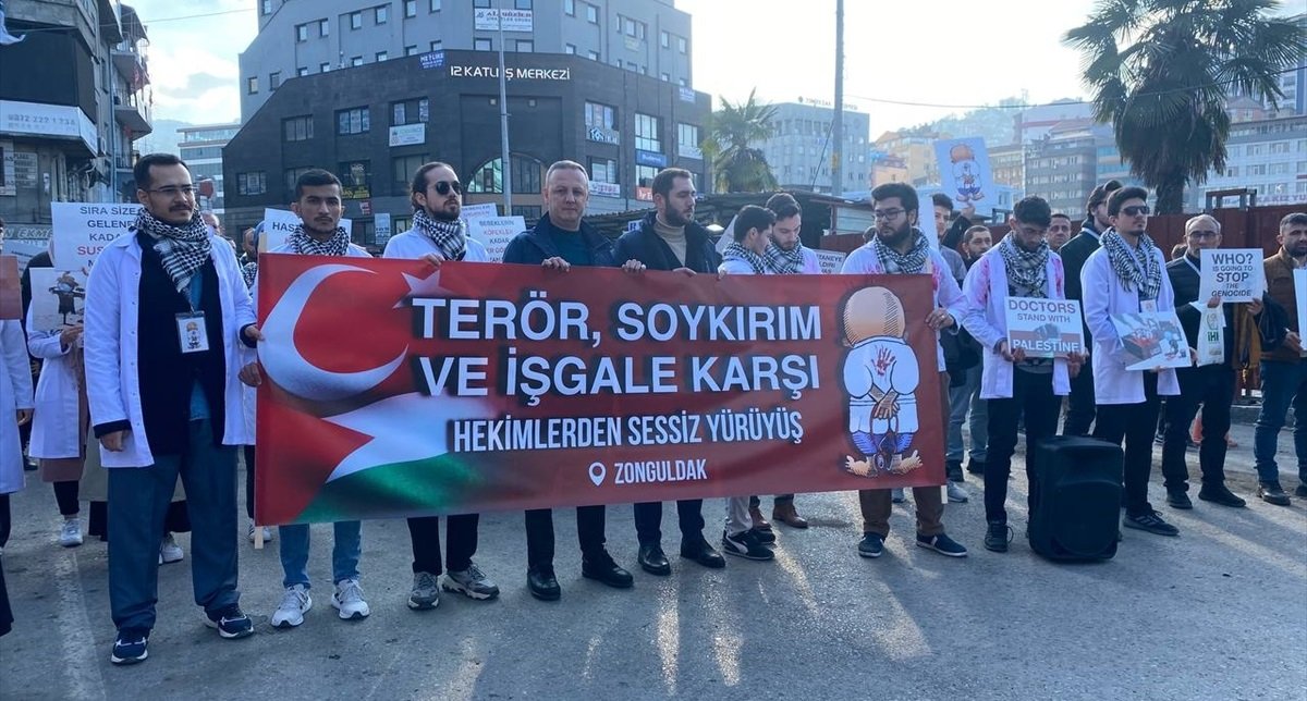 Zonguldak’ta hekimler ve sağlık çalışanları, İsrail’in Gazze’ye yönelik saldırılarını protesto etti