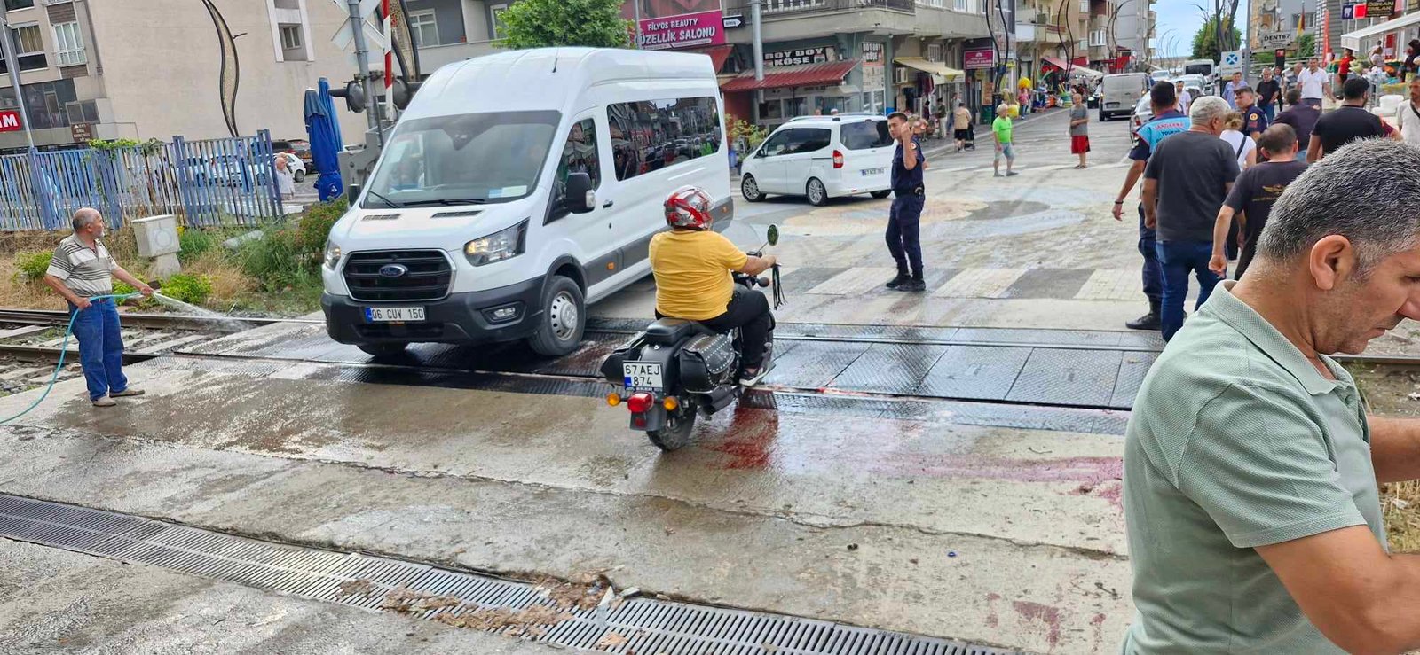 Filyos’ta hemzemin geçitte yük treni ineğe çarptı