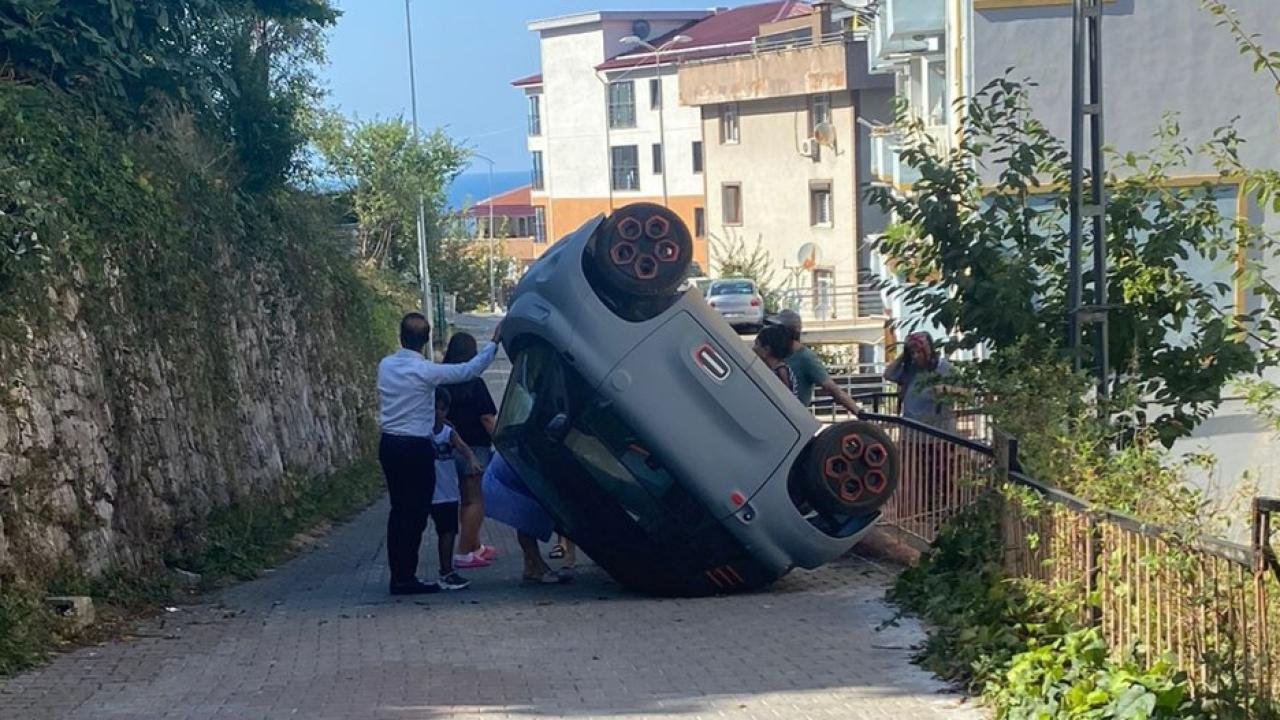 Zonguldak’ta yüksekten düşerek ters dönen elektrikli aracın sürücüsü yaralandı.