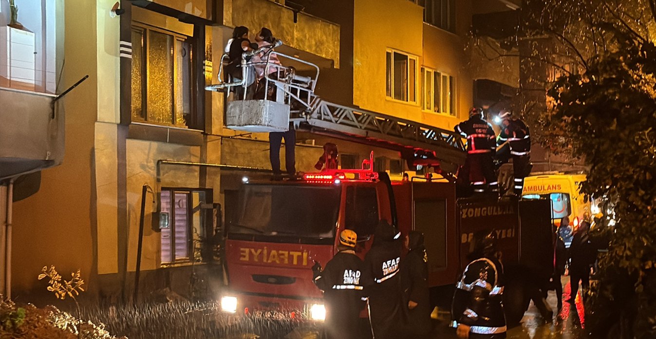 Zonguldak’ta heyelan nedeniyle girişi kapanan apartmanda mahsur kalan 6 kişi tahliye edildi