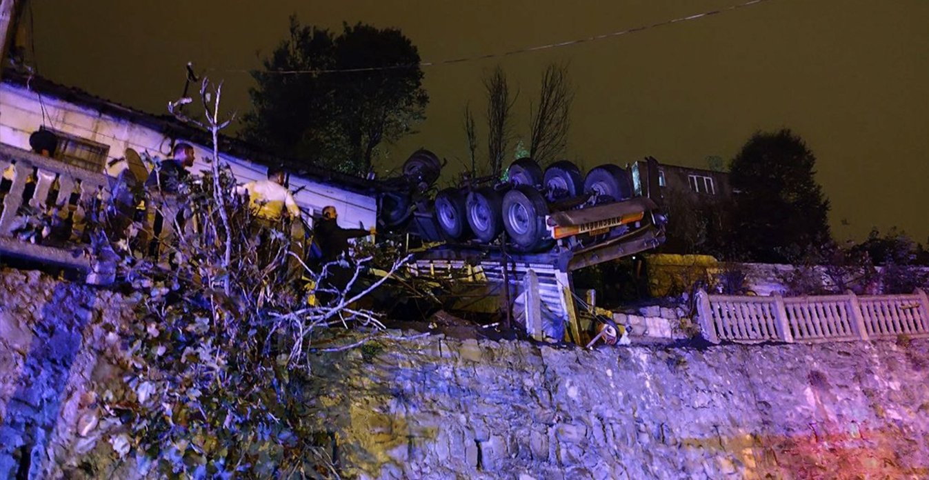 Zonguldak’ta bahçeye devrilen kömür yüklü tırın sürücüsü öldü