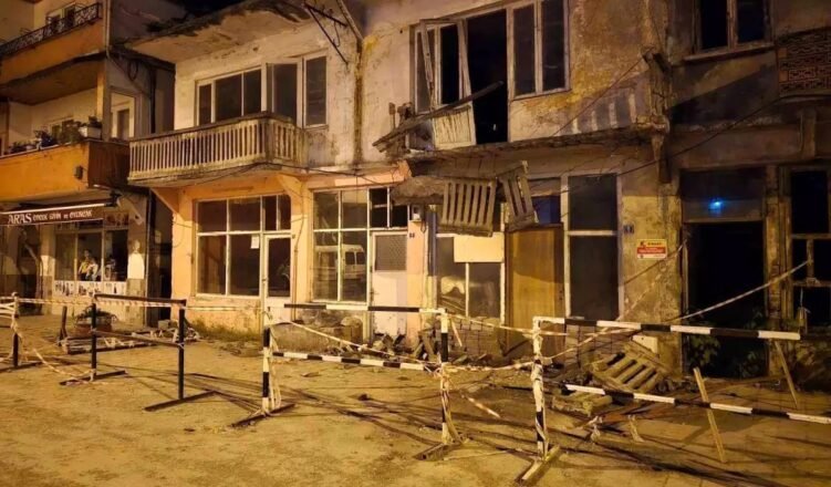 Zonguldak Çaycuma’daki metruk binalar mahalle sakinlerini tedirgin ediyor