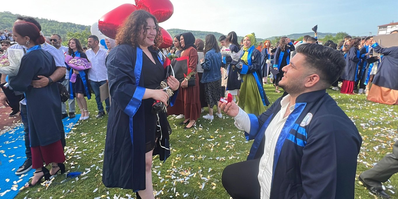 Zonguldak Bülent Ecevit Üniversitesi mezuniyet töreninde evlilik teklifi
