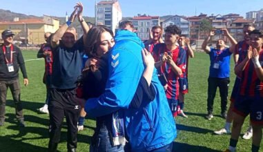 Filyos futbol sahasında futbolcu Birkan Şengün, evlilik teklifi ederek yüzük taktı.